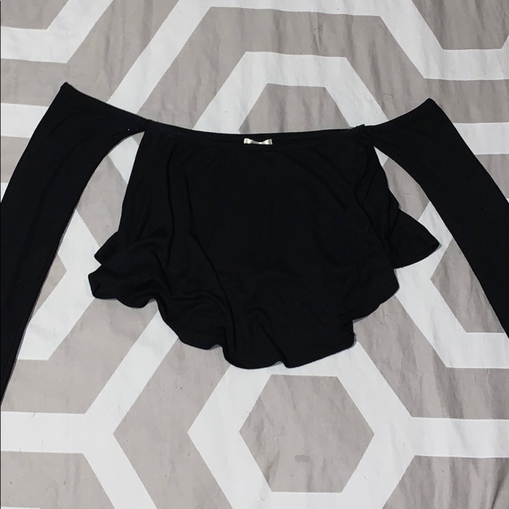 Black off the shoulder crop top✨